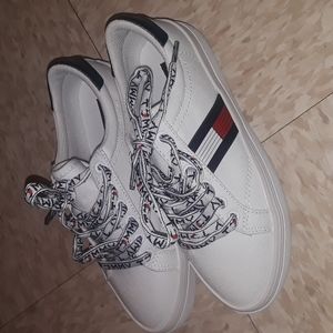 SUPER SALE Tommy Hilfiger athletic tennis shoes 6